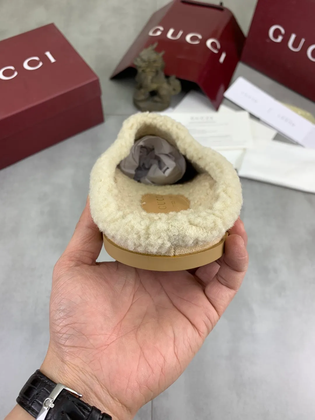Men's shoes 💰P400 [New style] 💰 Women's half-flop 🆘 "Real wool" [GUCCI] 👉 Popular men's shoes official website synchronization 🔰 Quality [proud] is not comparable to the imitations in the general market 🌀 The upper is imported Italian frosted cowhide, and the lining: foot pad 🅰️ grade 🐑 real wool 👻 Only Grade A can show the effect The hand feels smooth and delicate 🔱The shoe shape is grand, only the factory can achieve it 🎄The perfect toughness of the original outsole 👻⬛️Only allows customers to bid farewell to one-time consumption. Real wool lining, super warm. 2️⃣Colors available Sizes: 35-44